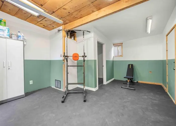 Stylish Heart Of Downtown Unit With Hottub