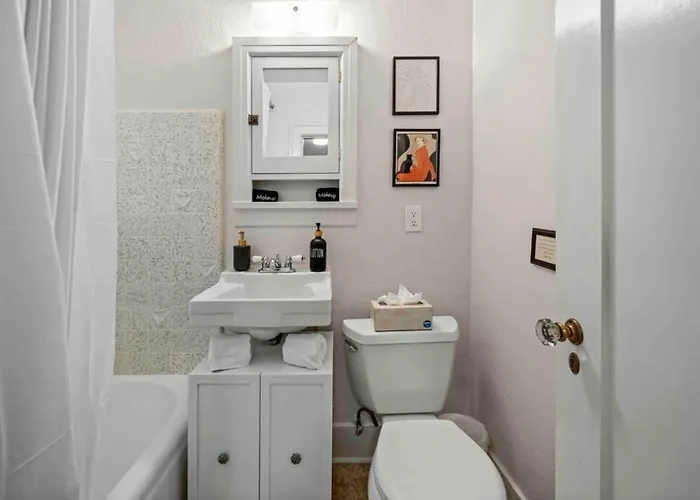 Stylish Heart Of Downtown Unit With Hottub *