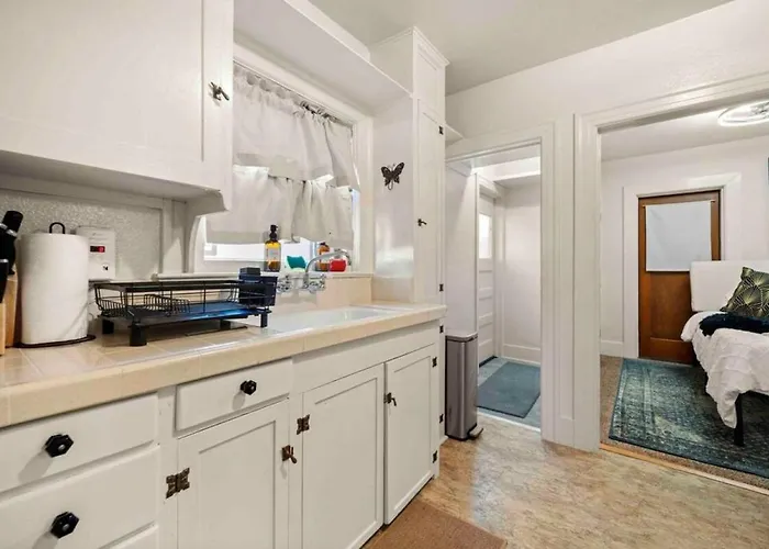 Stylish Heart Of Downtown Unit With Hottub *