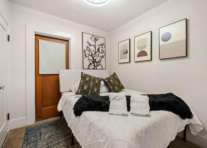 Stylish Heart Of Downtown Unit With Hottub *
