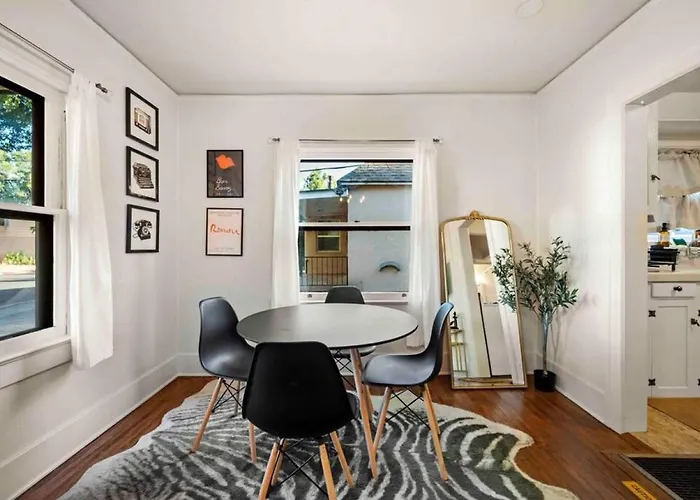 Stylish Heart Of Downtown Unit With Hottub Casa vacanze *