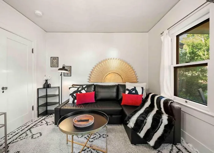 Stylish Heart Of Downtown Unit With Hottub *