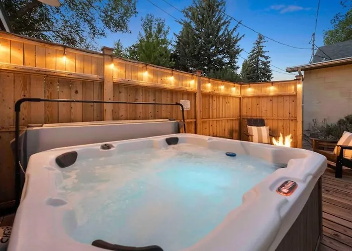 Stylish Heart Of Downtown Unit With Hottub Casa vacanze *