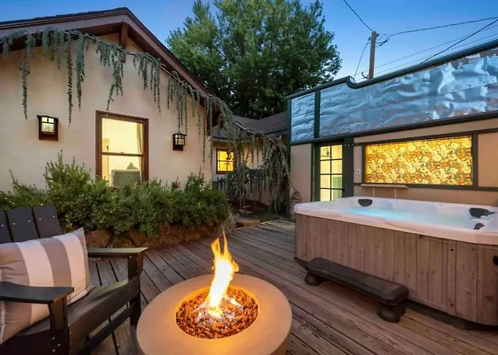 Stylish Heart Of Downtown Unit With Hottub Flagstaff